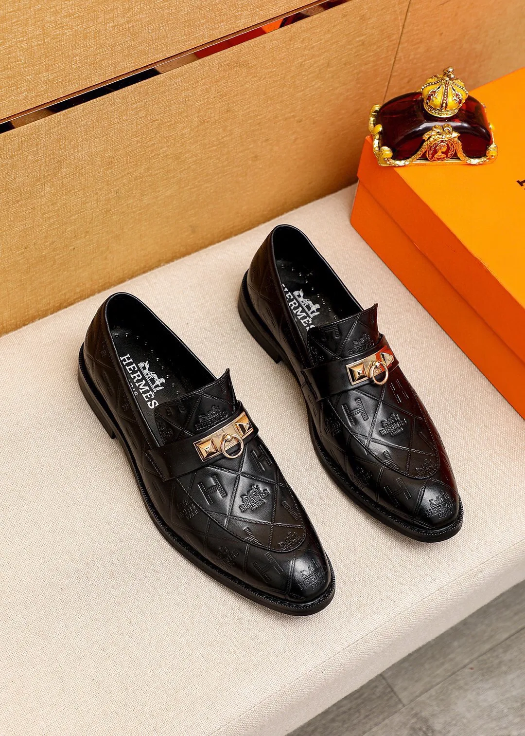 Men's shoes 💰480 💐 Product trademark: HERMES "Hermès" casual leather shoes Regular size: 38-44 (45🉑️customized) Product materials: Selected imported first-layer calfskin embossed upper + classic hardware buckle, imported water-dyed 🐂 cowhide lining. Strong three-dimensional visual effect, non-slip and wear-resistant combination outsole Color: 2⃣️colors available